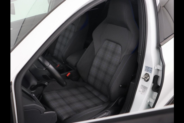 Volkswagen Golf 1.4 eHybrid GTE | Stoelverwarming | Adaptive cruise | Carplay | Navigatie | Parkeerhulp | Full LED | Sfeerverlichting | Climate control | PHEV | Plug In