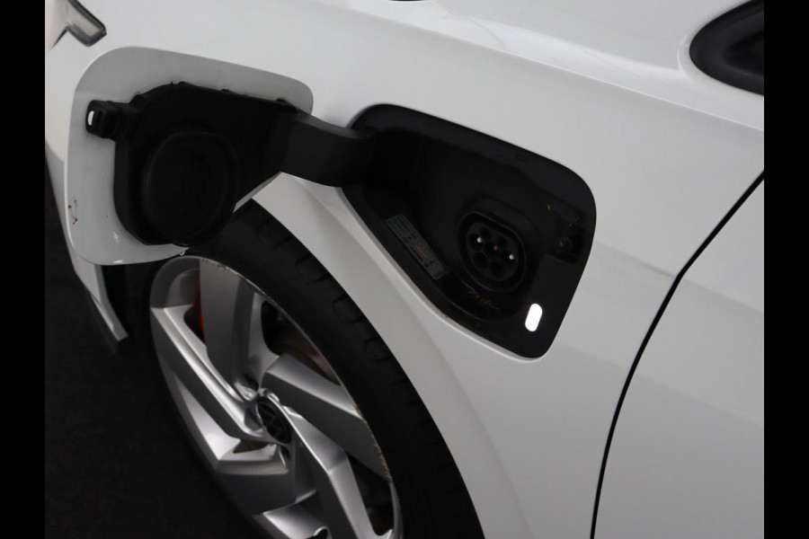 Volkswagen Golf 1.4 eHybrid GTE | Stoelverwarming | Adaptive cruise | Carplay | Navigatie | Parkeerhulp | Full LED | Sfeerverlichting | Climate control | PHEV | Plug In