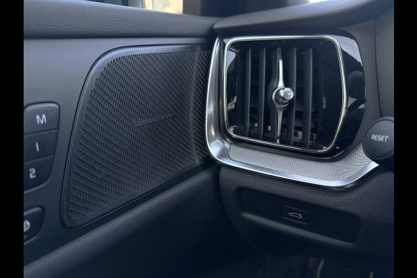 Volvo V60 B4 211pkplus darkPanoramatrekhaakleerharman kardonThunder Grey Bovag garantie 360 camera