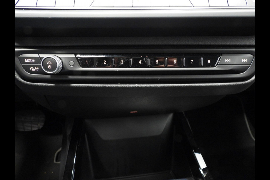 BMW 1-serie 118i Aut. Intro Sport Line VOL LEER/NAVI/CAMERA/LED/18"LMV!