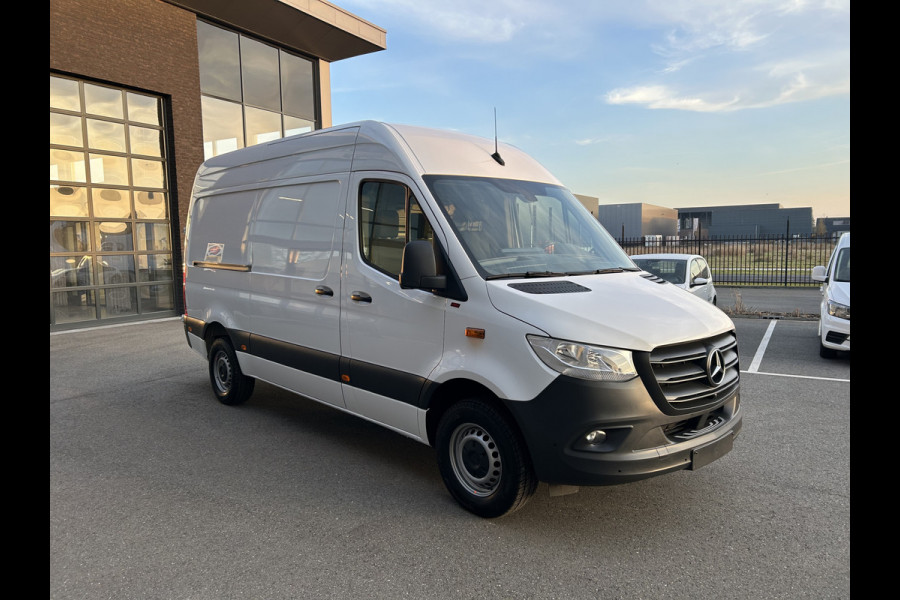 Mercedes-Benz Sprinter 317 CDI L2 H2 Automaat / 360 Camera / MBUX / Navigatie / Cruise control / Airco / 270 Graden achterdeuren
