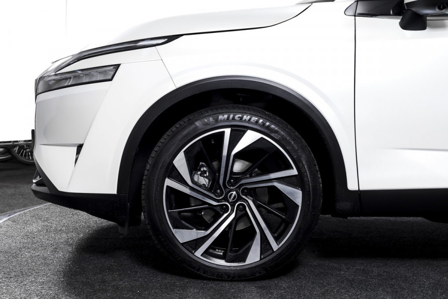 Nissan QASHQAI 1.3 MHEV Xtronic Tekna Plus - Automaat | Pano | Bose | Trekhaak | Dig. Cockpit | Adapt. Cruise | Winterpakket | Memory | 360 Camera | NAV + App. Connect | ECC | LM 20" |