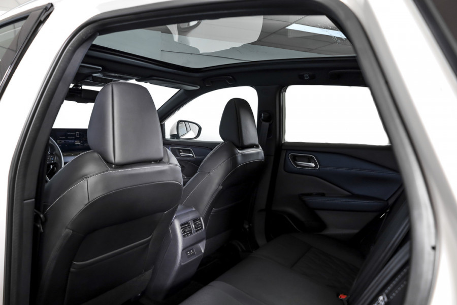 Nissan QASHQAI 1.3 MHEV Xtronic Tekna Plus - Automaat | Pano | Bose | Trekhaak | Dig. Cockpit | Adapt. Cruise | Winterpakket | Memory | 360 Camera | NAV + App. Connect | ECC | LM 20" |