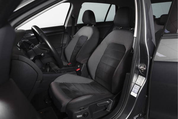 Volkswagen Golf 1.5 TSI 130 PK Comfortline Business | Adapt. Cruise | Stoelverw. | PDC | NAV + App. Connect | ECC | Trekhaak | DAB | LM 17" |