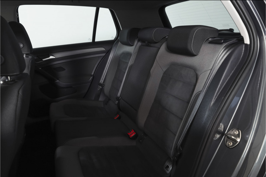 Volkswagen Golf 1.5 TSI 130 PK Comfortline Business | Adapt. Cruise | Stoelverw. | PDC | NAV + App. Connect | ECC | Trekhaak | DAB | LM 17" |