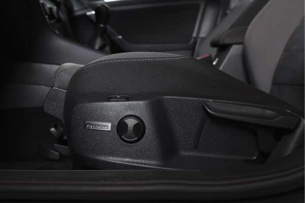 Volkswagen Golf 1.5 TSI 130 PK Comfortline Business | Adapt. Cruise | Stoelverw. | PDC | NAV + App. Connect | ECC | Trekhaak | DAB | LM 17" |