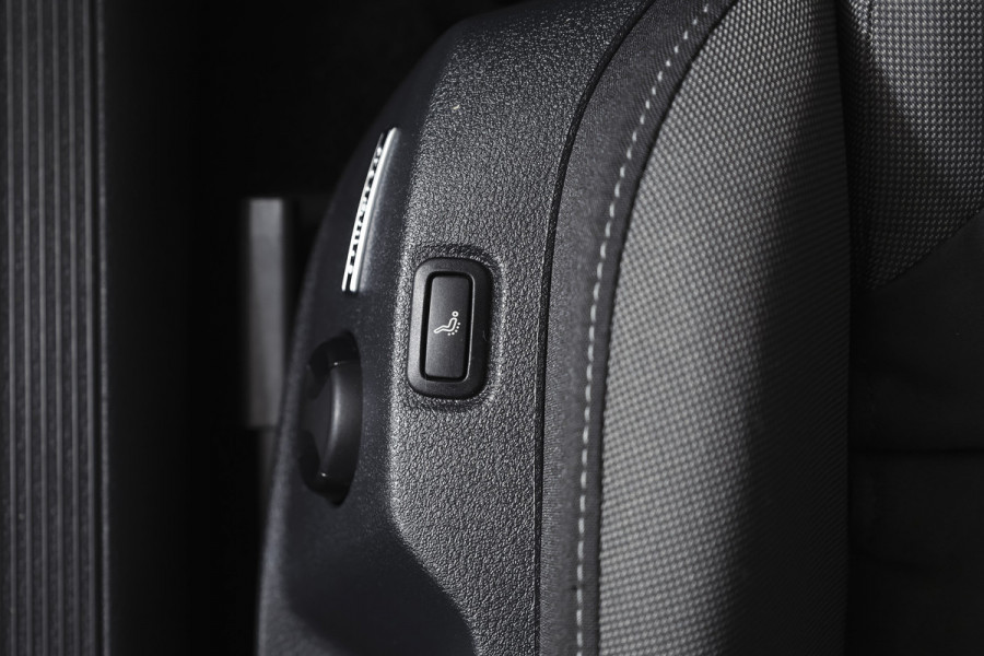 Volkswagen Golf 1.5 TSI 130 PK Comfortline Business | Adapt. Cruise | Stoelverw. | PDC | NAV + App. Connect | ECC | Trekhaak | DAB | LM 17" |