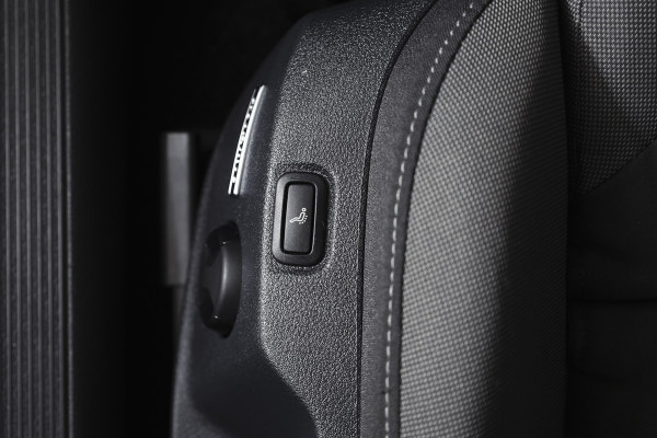 Volkswagen Golf 1.5 TSI 130 PK Comfortline Business | Adapt. Cruise | Stoelverw. | PDC | NAV + App. Connect | ECC | Trekhaak | DAB | LM 17" |