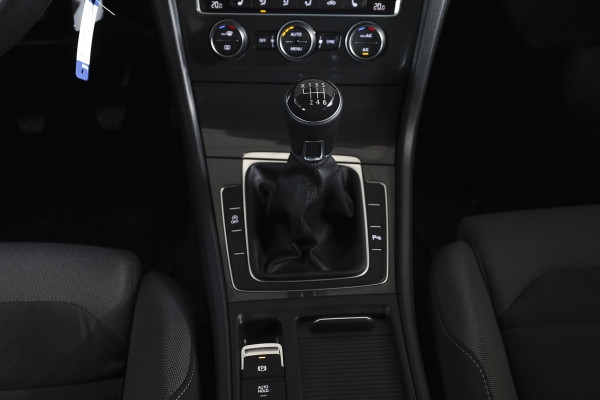 Volkswagen Golf 1.5 TSI 130 PK Comfortline Business | Adapt. Cruise | Stoelverw. | PDC | NAV + App. Connect | ECC | Trekhaak | DAB | LM 17" |