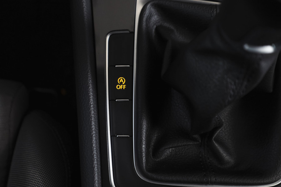 Volkswagen Golf 1.5 TSI 130 PK Comfortline Business | Adapt. Cruise | Stoelverw. | PDC | NAV + App. Connect | ECC | Trekhaak | DAB | LM 17" |