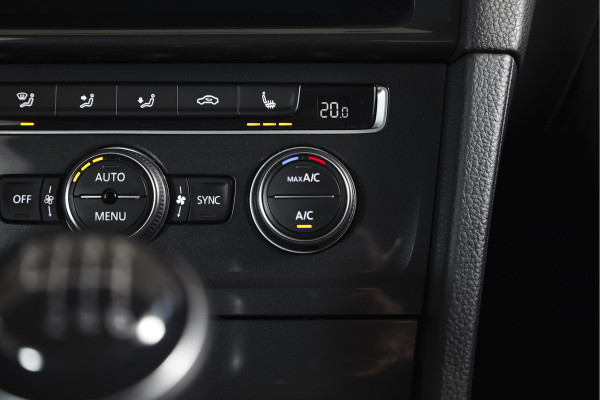 Volkswagen Golf 1.5 TSI 130 PK Comfortline Business | Adapt. Cruise | Stoelverw. | PDC | NAV + App. Connect | ECC | Trekhaak | DAB | LM 17" |