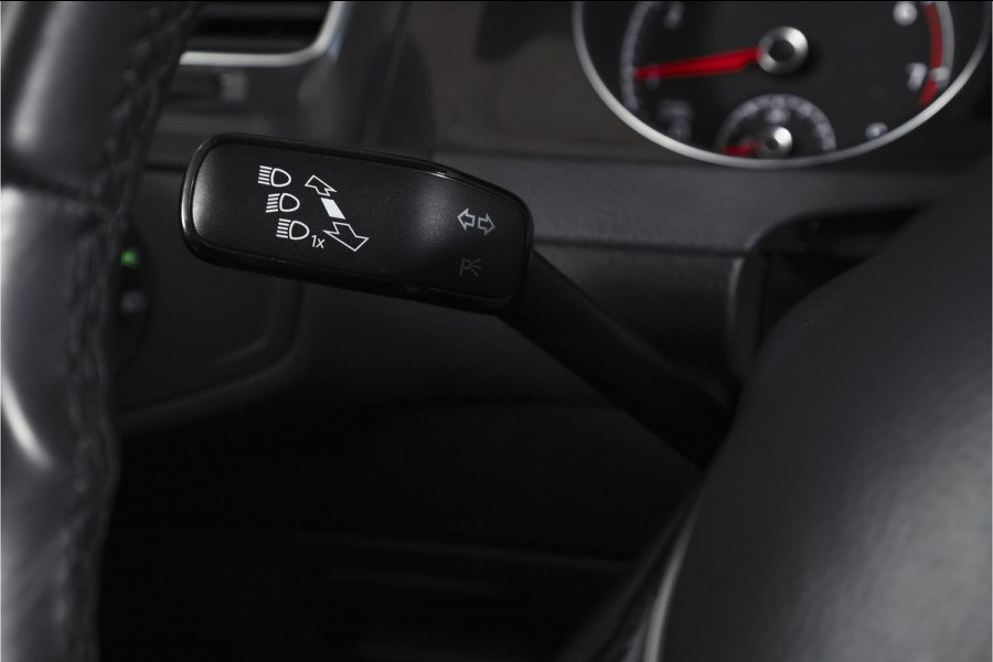 Volkswagen Golf 1.5 TSI 130 PK Comfortline Business | Adapt. Cruise | Stoelverw. | PDC | NAV + App. Connect | ECC | Trekhaak | DAB | LM 17" |