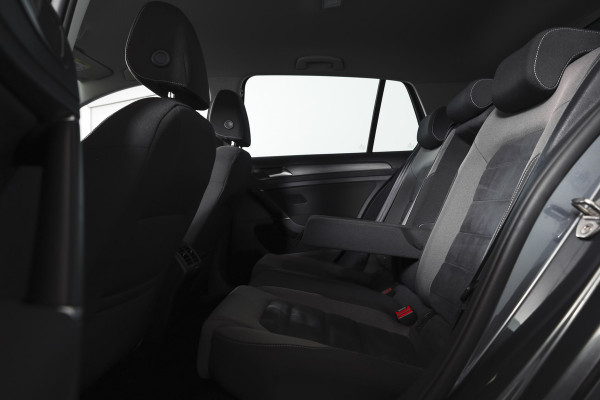 Volkswagen Golf 1.5 TSI 130 PK Comfortline Business | Adapt. Cruise | Stoelverw. | PDC | NAV + App. Connect | ECC | Trekhaak | DAB | LM 17" |