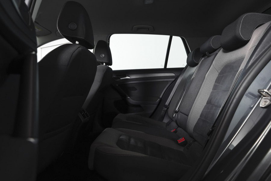 Volkswagen Golf 1.5 TSI 130 PK Comfortline Business | Adapt. Cruise | Stoelverw. | PDC | NAV + App. Connect | ECC | Trekhaak | DAB | LM 17" |