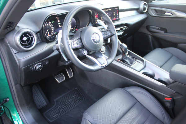 Alfa Romeo Tonale PHEV 280PK VELOCE | PANORAMISCH SCHUIF / KANTELDAK | LEDEREN BEKLEDING | VOORSTOELEN / STUUR VERWARMD | VOORSTOELEN GEVENTILEERD | VOORSTOELEN ELEKTRISCH VERSTELBAAR | DRAADLOOS APPLE CARPLAY / ANDROID AUTO | 360° CAMERA | AUTOMATISCH DIMMENDE BUITENSPIEGELS | 20"INCH LICHTMETALEN VELGEN | ADAPTIVE CRUISE CONTROL | KEYLESS ENTRY / START | ELEKTRISCH BEDIENBARE ACHTERKLEP | DRAADLOZE TELEFOONLADER | AMBIENT LIGHTING | DONKERE HEMELBEKLEDING | SCHAKELFLIPPERS AAN HET STUUR | VERWARMDE RUITENSPROEIERS |