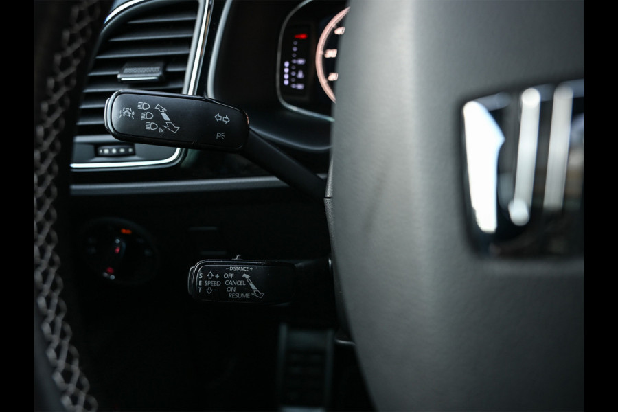 Seat Leon ST 2.0 TSI CUPRA 300 · Panorama dak · Beats Sound · Black line · Full Led · Camera · Stoelverwarming · Adaptive Cruise · Virtual