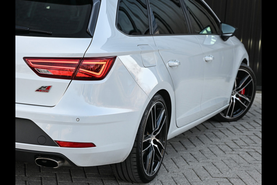 Seat Leon ST 2.0 TSI CUPRA 300 · Panorama dak · Beats Sound · Black line · Full Led · Camera · Stoelverwarming · Adaptive Cruise · Virtual