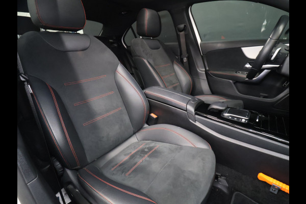 Mercedes-Benz A-Klasse 250 e Business Solution AMG Limited [TREKHAAK INKLAPBAAR, SCHUIFKANTELDAK, APPLE CARPLAY, ANDROID, SFEERVERLICHTING, CAMERA, ADAPTIVE CRUISE, STOELVERWARMING, PDC V+A, HALF LEDER, CLIMATE, NIEUWSTAAT]