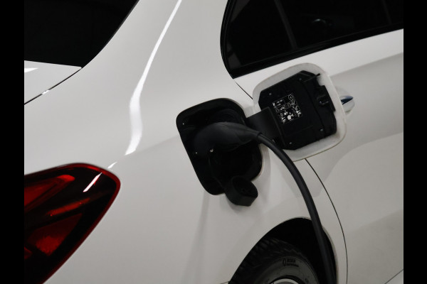 Mercedes-Benz A-Klasse 250 e Business Solution AMG Limited [TREKHAAK INKLAPBAAR, SCHUIFKANTELDAK, APPLE CARPLAY, ANDROID, SFEERVERLICHTING, CAMERA, ADAPTIVE CRUISE, STOELVERWARMING, PDC V+A, HALF LEDER, CLIMATE, NIEUWSTAAT]