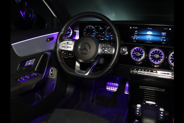 Mercedes-Benz A-Klasse 250 e Business Solution AMG Limited [TREKHAAK INKLAPBAAR, SCHUIFKANTELDAK, APPLE CARPLAY, ANDROID, SFEERVERLICHTING, CAMERA, ADAPTIVE CRUISE, STOELVERWARMING, PDC V+A, HALF LEDER, CLIMATE, NIEUWSTAAT]