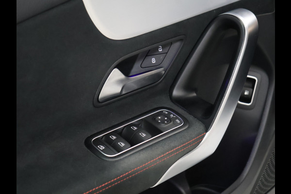Mercedes-Benz A-Klasse 250 e Business Solution AMG Limited [TREKHAAK INKLAPBAAR, SCHUIFKANTELDAK, APPLE CARPLAY, ANDROID, SFEERVERLICHTING, CAMERA, ADAPTIVE CRUISE, STOELVERWARMING, PDC V+A, HALF LEDER, CLIMATE, NIEUWSTAAT]