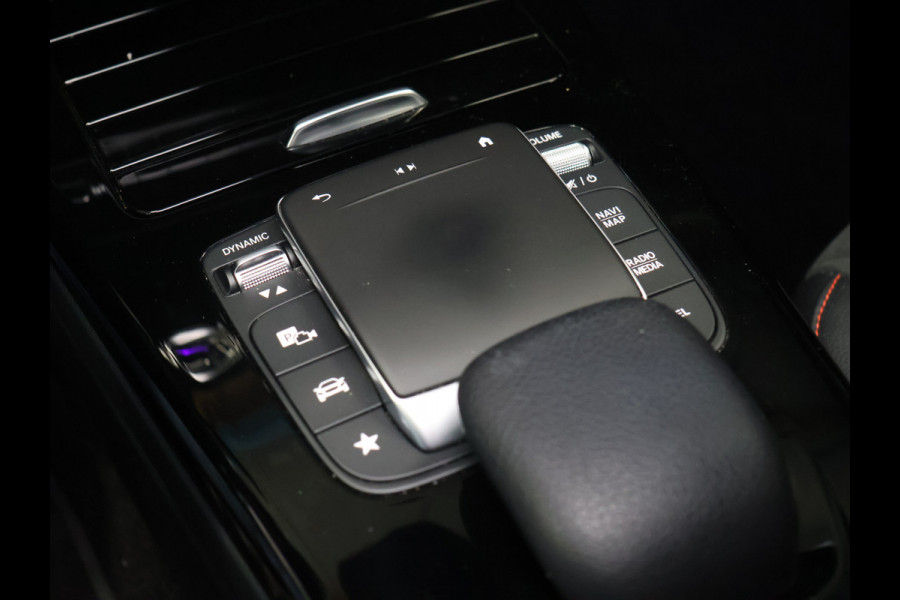 Mercedes-Benz A-Klasse 250 e Business Solution AMG Limited [TREKHAAK INKLAPBAAR, SCHUIFKANTELDAK, APPLE CARPLAY, ANDROID, SFEERVERLICHTING, CAMERA, ADAPTIVE CRUISE, STOELVERWARMING, PDC V+A, HALF LEDER, CLIMATE, NIEUWSTAAT]