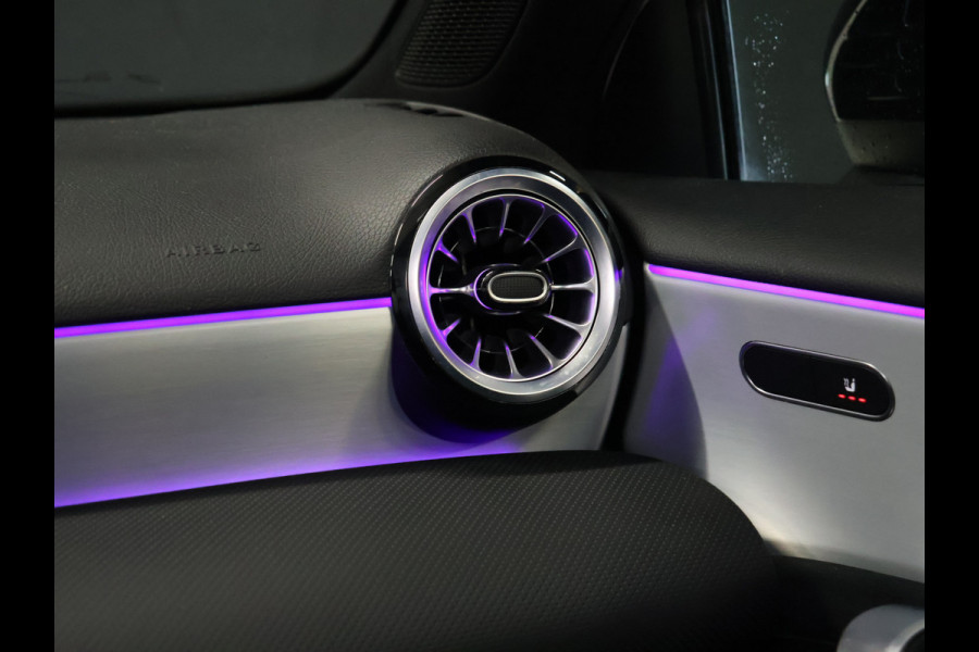 Mercedes-Benz A-Klasse 250 e Business Solution AMG Limited [TREKHAAK INKLAPBAAR, SCHUIFKANTELDAK, APPLE CARPLAY, ANDROID, SFEERVERLICHTING, CAMERA, ADAPTIVE CRUISE, STOELVERWARMING, PDC V+A, HALF LEDER, CLIMATE, NIEUWSTAAT]