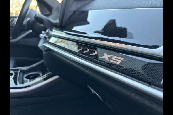 BMW X5 xDrive50e M-Sport PANORAMA DAK HARMAN KARDON 360 CAMERA 22 INCH VELGEN LUCHTVERING