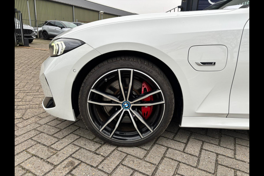 BMW 3 Serie Touring 320e Touring M-Sport PRO PHEV SHADOWLINE ADEPTIVE KOPLAMPEN 360 CAMERA DRIVER ASSIST HEAD-UP DISPLAY INNOVATION PAKKET