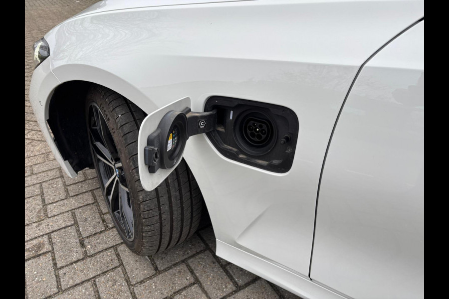 BMW 3 Serie Touring 320e Touring M-Sport PRO PHEV SHADOWLINE ADEPTIVE KOPLAMPEN 360 CAMERA DRIVER ASSIST HEAD-UP DISPLAY INNOVATION PAKKET