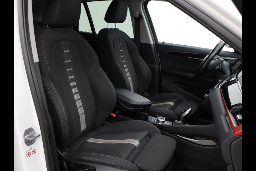 BMW X1 sDrive18i AUT. SPORTLINE + TREKHAAK | LED | SPORTSTOELEN | STOELVERWARMING | NAVIGATIE