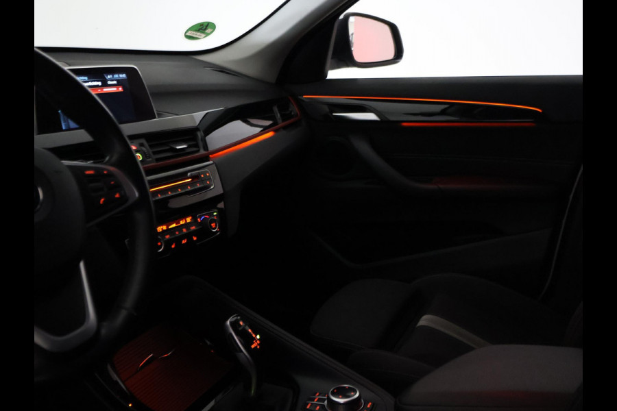 BMW X1 sDrive18i AUT. SPORTLINE + TREKHAAK | LED | SPORTSTOELEN | STOELVERWARMING | NAVIGATIE