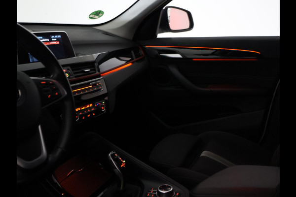 BMW X1 sDrive18i AUT. SPORTLINE + TREKHAAK | LED | SPORTSTOELEN | STOELVERWARMING | NAVIGATIE