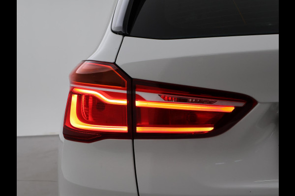 BMW X1 sDrive18i AUT. SPORTLINE + TREKHAAK | LED | SPORTSTOELEN | STOELVERWARMING | NAVIGATIE