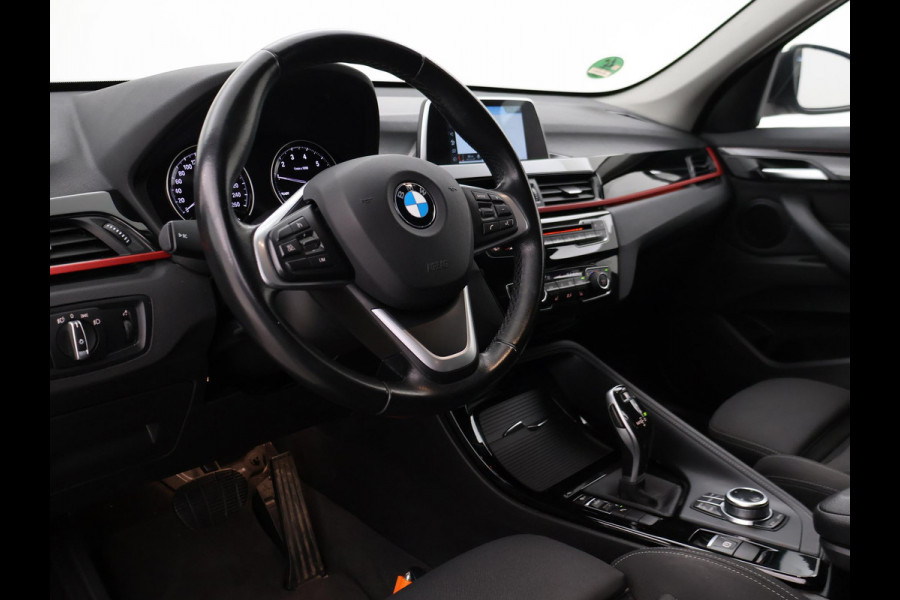BMW X1 sDrive18i AUT. SPORTLINE + TREKHAAK | LED | SPORTSTOELEN | STOELVERWARMING | NAVIGATIE