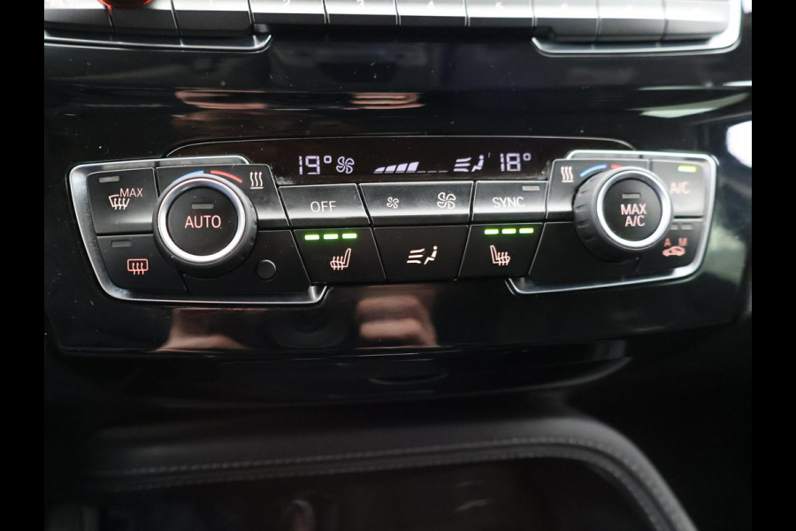 BMW X1 sDrive18i AUT. SPORTLINE + TREKHAAK | LED | SPORTSTOELEN | STOELVERWARMING | NAVIGATIE