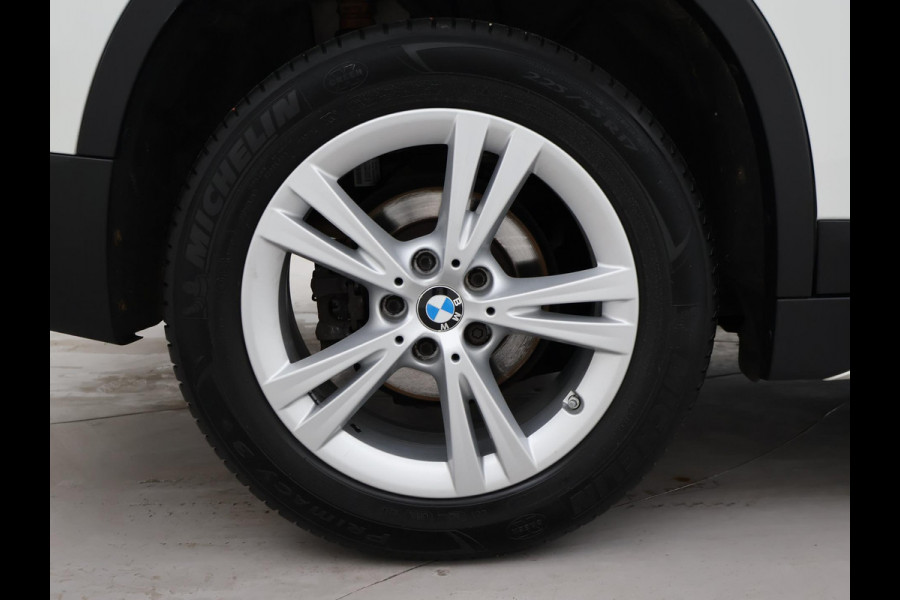 BMW X1 sDrive18i AUT. SPORTLINE + TREKHAAK | LED | SPORTSTOELEN | STOELVERWARMING | NAVIGATIE