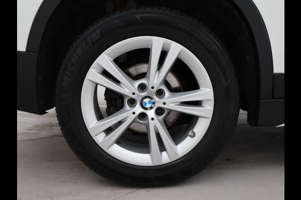 BMW X1 sDrive18i AUT. SPORTLINE + TREKHAAK | LED | SPORTSTOELEN | STOELVERWARMING | NAVIGATIE