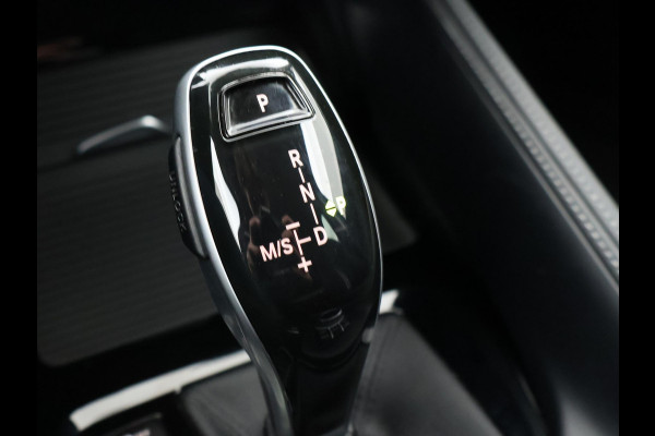 BMW X1 sDrive18i AUT. SPORTLINE + TREKHAAK | LED | SPORTSTOELEN | STOELVERWARMING | NAVIGATIE