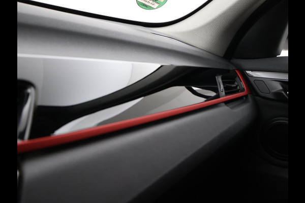 BMW X1 sDrive18i AUT. SPORTLINE + TREKHAAK | LED | SPORTSTOELEN | STOELVERWARMING | NAVIGATIE