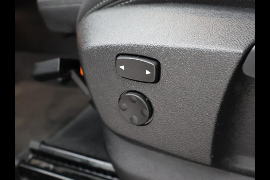 BMW X1 sDrive18i AUT. SPORTLINE + TREKHAAK | LED | SPORTSTOELEN | STOELVERWARMING | NAVIGATIE