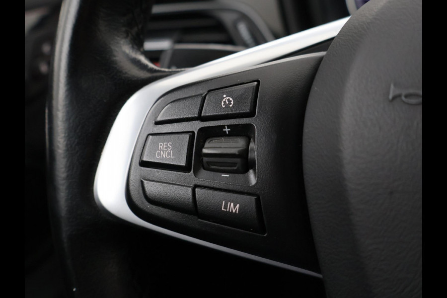 BMW X1 sDrive18i AUT. SPORTLINE + TREKHAAK | LED | SPORTSTOELEN | STOELVERWARMING | NAVIGATIE