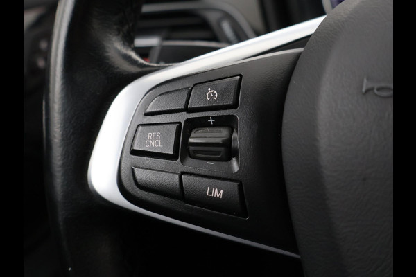 BMW X1 sDrive18i AUT. SPORTLINE + TREKHAAK | LED | SPORTSTOELEN | STOELVERWARMING | NAVIGATIE