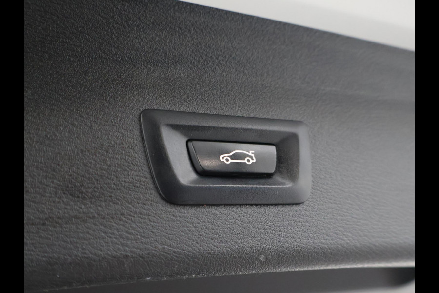 BMW X1 sDrive18i AUT. SPORTLINE + TREKHAAK | LED | SPORTSTOELEN | STOELVERWARMING | NAVIGATIE