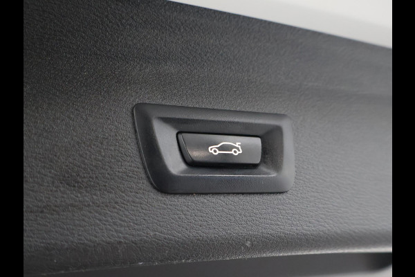 BMW X1 sDrive18i AUT. SPORTLINE + TREKHAAK | LED | SPORTSTOELEN | STOELVERWARMING | NAVIGATIE