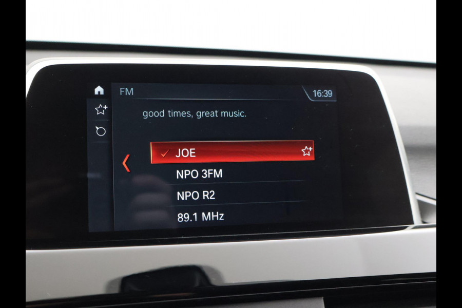 BMW X1 sDrive18i AUT. SPORTLINE + TREKHAAK | LED | SPORTSTOELEN | STOELVERWARMING | NAVIGATIE