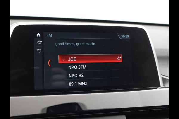 BMW X1 sDrive18i AUT. SPORTLINE + TREKHAAK | LED | SPORTSTOELEN | STOELVERWARMING | NAVIGATIE