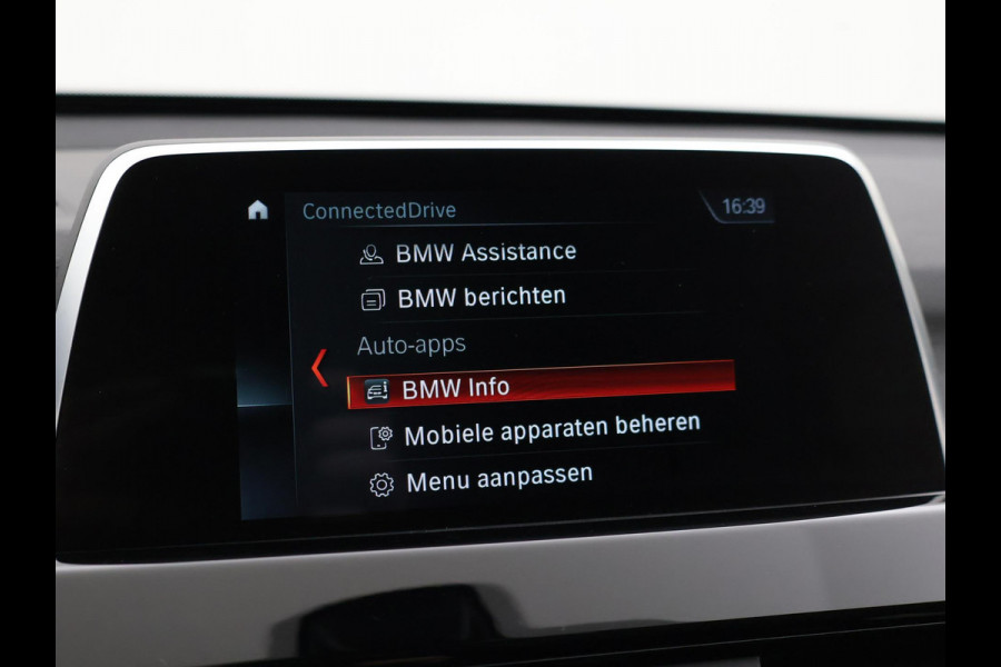 BMW X1 sDrive18i AUT. SPORTLINE + TREKHAAK | LED | SPORTSTOELEN | STOELVERWARMING | NAVIGATIE