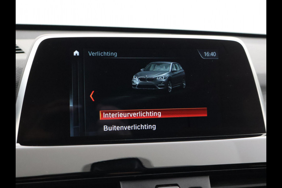 BMW X1 sDrive18i AUT. SPORTLINE + TREKHAAK | LED | SPORTSTOELEN | STOELVERWARMING | NAVIGATIE