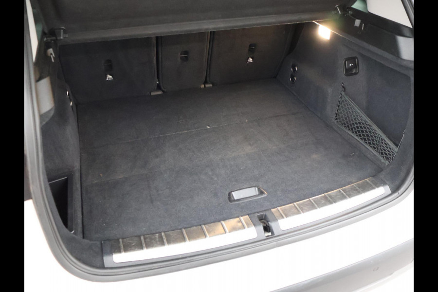 BMW X1 sDrive18i AUT. SPORTLINE + TREKHAAK | LED | SPORTSTOELEN | STOELVERWARMING | NAVIGATIE